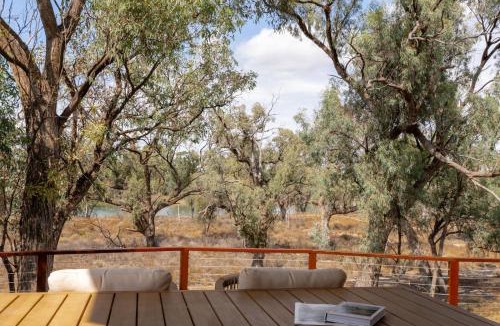 Overland Corner Apartment | Parcoola Retreats Private Riverfront Escape with Outdoor Bath