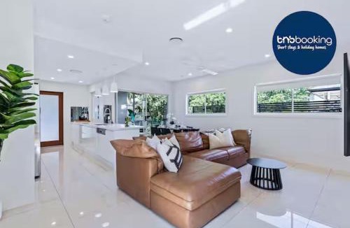 Auchenflower Villa | Park Avenue Luxe Chic Townhouse Sleeps 9, Carpark