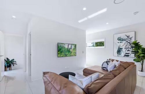 Auchenflower Villa | Park Avenue Luxe Chic Townhouse Sleeps 9, Carpark