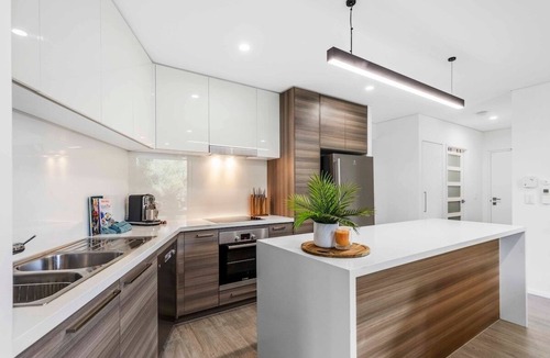Greenslopes Apartment | Park View Retreat -Pool - 2 min Walk Stones Corner