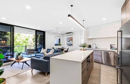 Greenslopes Apartment | Park View Retreat -Pool - 2 min Walk Stones Corner