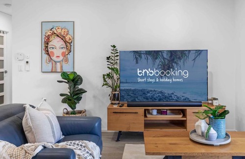 Greenslopes Apartment | Park View Retreat -Pool - 2 min Walk Stones Corner