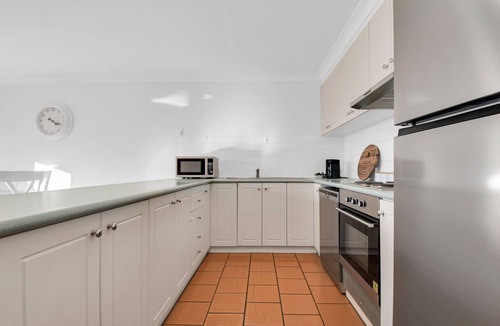 Wagga Wagga House | Parkham. Spa Bath & Balcony. Steps to CBD