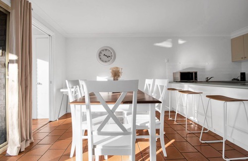 Wagga Wagga House | Parkham. Spa Bath & Balcony. Steps to CBD