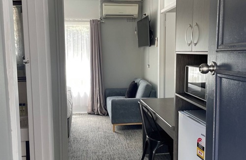 Queanbeyan Hotel | Parkway Motel