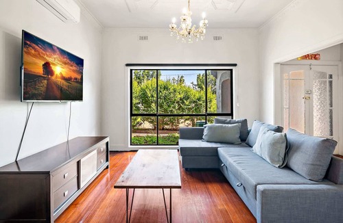 Pascoe Vale South House | Pascoe Vale Stay | 2BR Home w/Parking & Yard