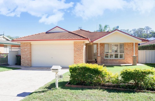 Corlette House | Pawprints Pet Friendly 4 bedroom level home only 370m to pet friendly beach