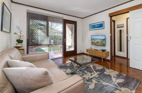 Braddon Apartment | Peaceful 1-Bed by City Centre with Secure Parking