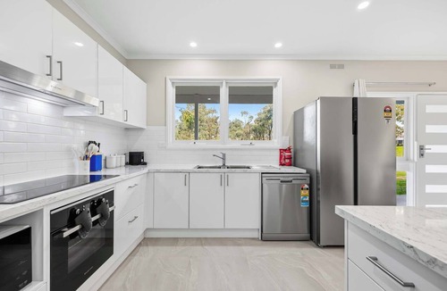 Stawell House | Peaceful 6-Acre Retreat | Grampians | Sleeps 10