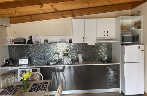 Dodges Ferry Apartment | Peaceful beach retreat, close to IGA Store, Bakery, Cafe Bistro & 30 min Hobart