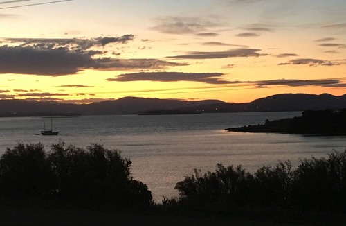 Dodges Ferry Apartment | Peaceful beach retreat, close to IGA Store, Bakery, Cafe Bistro & 30 min Hobart
