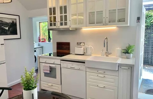 Brighton Apartment | Peaceful Brighton Studio Near Beach & Cafés