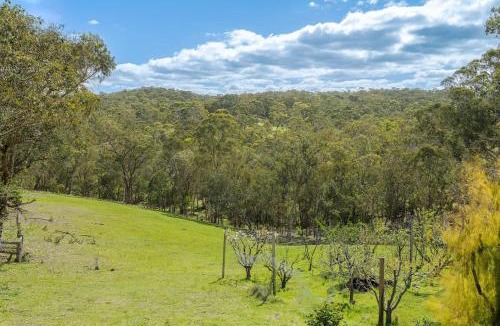 Wonga Park House | Peaceful Bushland Retreat with Treetop Hills Views