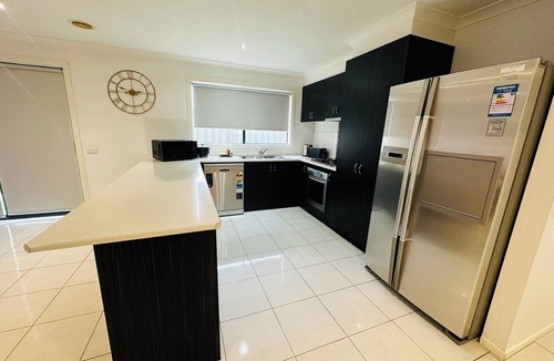 Cranbourne West House | Peaceful corner retreat|Park Side | 3 Bed, 2 Bath