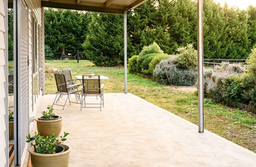 Willowmavin Cottage | Peaceful cottage retreat an hour from Melbourne