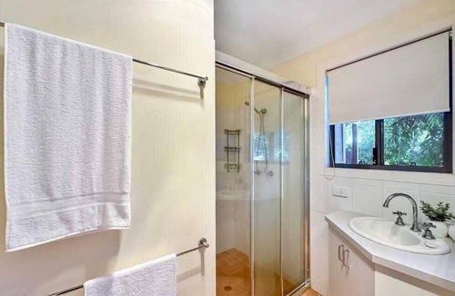 Brisbane Waterfront Bed & Breakfast | Peaceful Macleay Island retreat: nestled in nature, private self-contained unit.