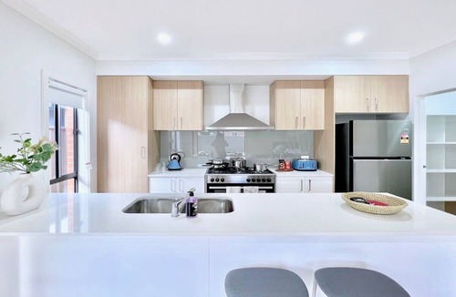 Pakenham House | Peaceful Modern Parkfront Retreat in Pakenham