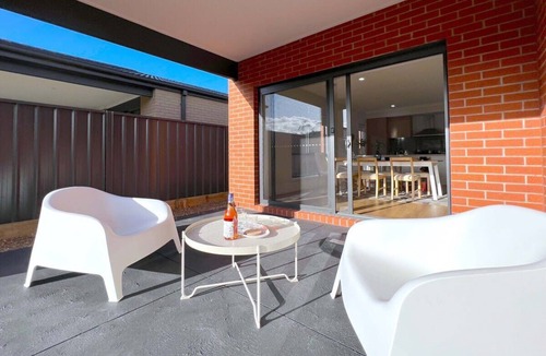 Pakenham House | Peaceful Modern Parkfront Retreat in Pakenham