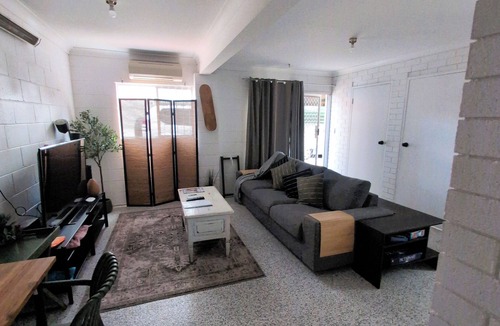 Upper Mount Gravatt Apartment | Peaceful, Pool, LowTox, B'fast included, Yoga Yard