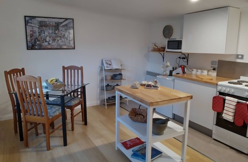 Sandford Cottage | Peaceful Pet Friendly! cottage set on 1 acre - 5 mins from beach