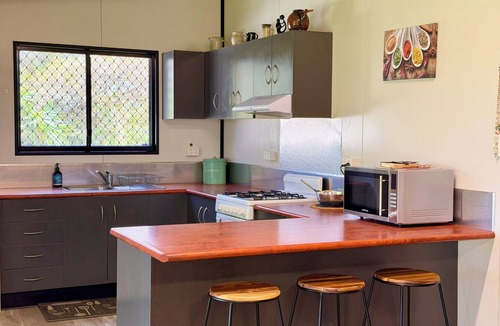 Foxdale Cabin | Peaceful Retreat in Whitsunday! Feng Shui Sugercane cabin
