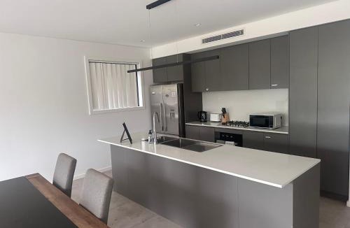 Guildford House | Peaceful Retreat in Modern and Spacious House - OR9