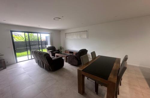 Guildford House | Peaceful Retreat in Modern and Spacious House - OR9