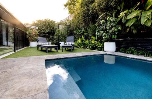 Coolum Beach House | Peaceful Tropical Oasis Central Coolum Beach Dog friendly