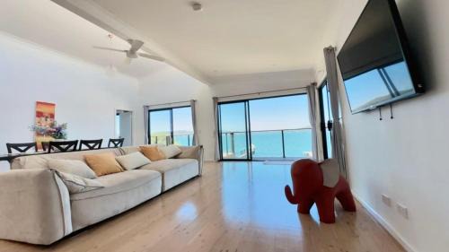 Koolewong House | Peaceful Waterfront Retreat with Private Jetty Near Train