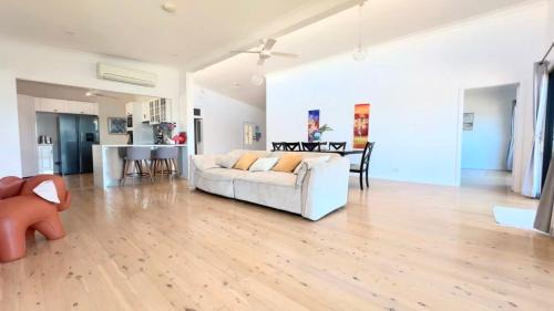 Koolewong House | Peaceful Waterfront Retreat with Private Jetty Near Train