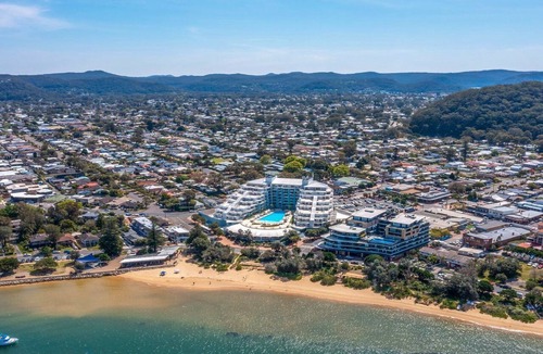 Ettalong Beach House | Peacock Hideaway, TOP NOTCH