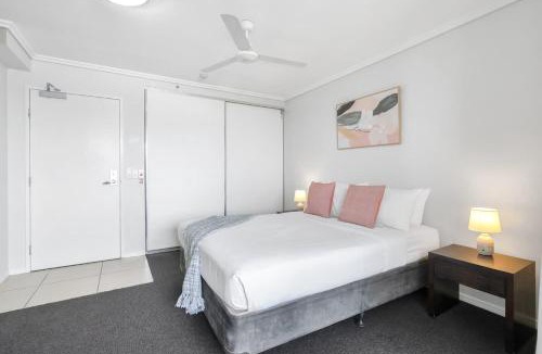 Cairns Central Business District Hotel | Peak Studio - Highview Haven across Shopping Centre