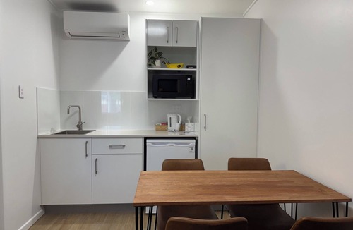 Bowen Hotel | Pearly Shell Motel