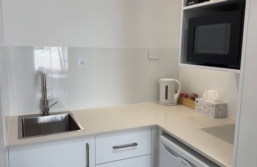 Bowen Hotel | Pearly Shell Motel