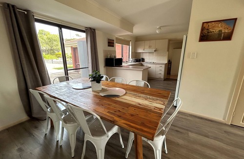 White Sands House | Pelican Retreat @ Riverglen - Ideal for tradies, corporate, families & holidays.