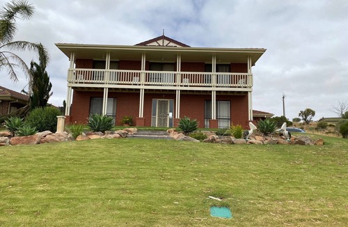 White Sands House | Pelican Retreat @ Riverglen - Ideal for tradies, corporate, families & holidays.