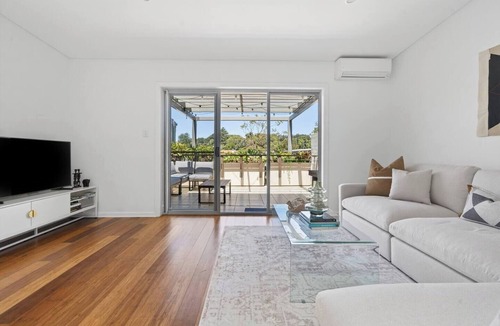 Avalon Beach Apartment | Peninsula Sky Walk to Beach Cafs and Golf