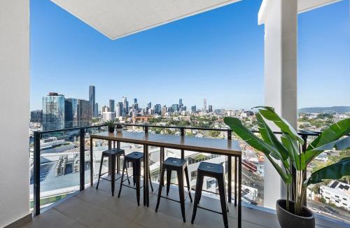 Fortitude Valley Apartment | Penthouse Sleep 6 - CBD Views - Resort Pools - Games - Baby Stay