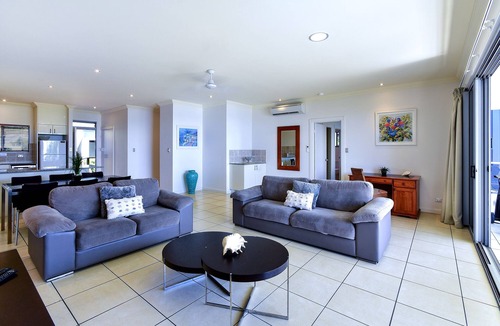 Hamilton Island Apartment | Penthouse style apartment Blue Water Views 10
