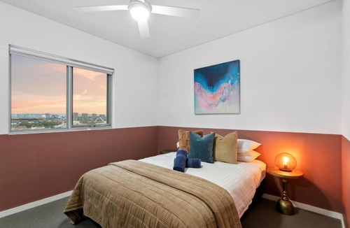 East Perth Apartment | Penthouse with Panoramic Views - Walk to River