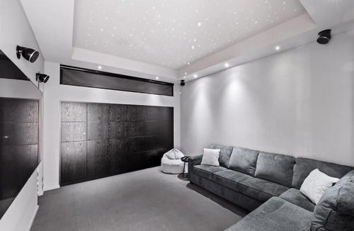 Dunsborough House | Peppermint Paradise - Seaside Comfort & Home Theatre