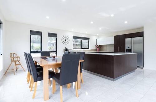 Newstead House | Perfect for groups and large families - Sleeps 12