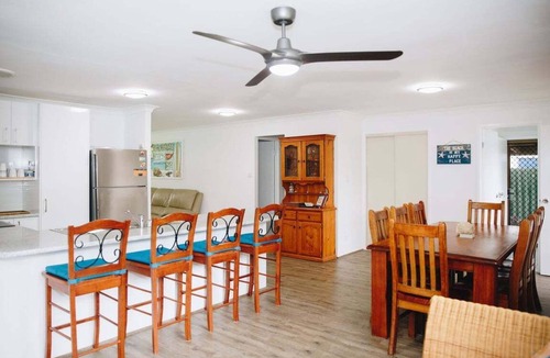 Warana Apartment | Perfect Location 4BR Home Warana - 200m to Beach!