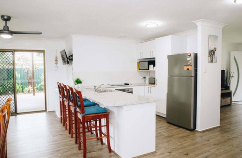 Warana Apartment | Perfect Location 4BR Home Warana - 200m to Beach!