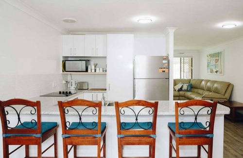 Warana Apartment | Perfect Location 4BR Home Warana - 200m to Beach!
