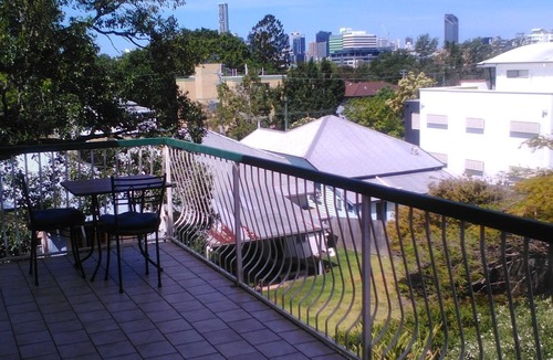 Auchenflower Apartment | Perfect Location - City, Train & Wesley Hospital
