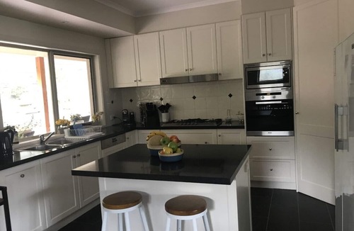 Mornington House | Perfect Location! Walking distance to Mills Beach & Morningtons Main Street