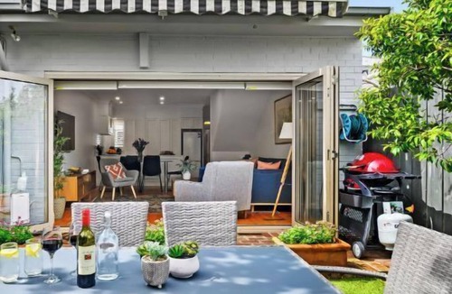 Albert Park Apartment | Perfect Page St. A+ Home. 3Bed, 2.5Bath. Sleeps 6