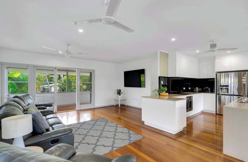 Edge Hill House | Perfect Pool House: Idyllic Tropical Retreat