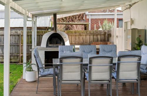 Capel Sound House | Perfect Winter Stay with wood fired pizza oven, fire pit and indoor wood fire